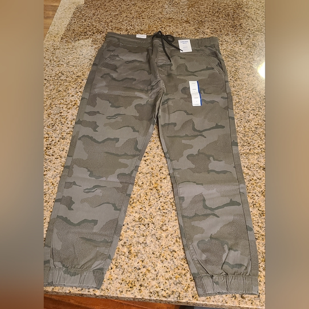 Denizen from Levi's Men's Camo Print Slim Fit Taper Twill Jogger Pants